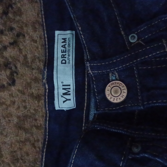 Shorts - Picture 3 of 4